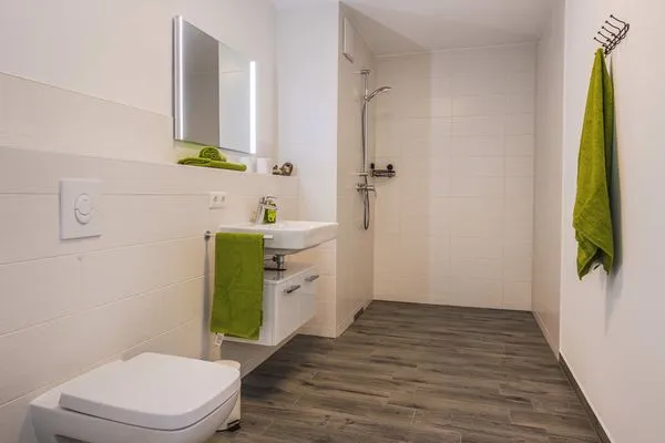 Badezimmer  Ferienwohnung Otterhöhle mit Fitness-, Sauna und Kinderspielbereich.