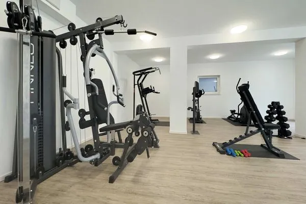Fitness  Ferienwohnung Otterhöhle mit Fitness-, Sauna und Kinderspielbereich.