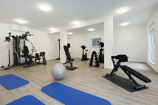 Fitness  Ferienwohnung Otterhöhle mit Fitness-, Sauna und Kinderspielbereich.