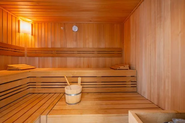 Sauna  Ferienwohnung Otterhöhle mit Fitness-, Sauna und Kinderspielbereich.