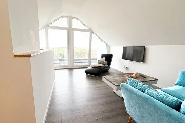 Wohnzimmer mit TV im 2. OG mit Blick aufs Meer und Loggia  Inselblick (E014)