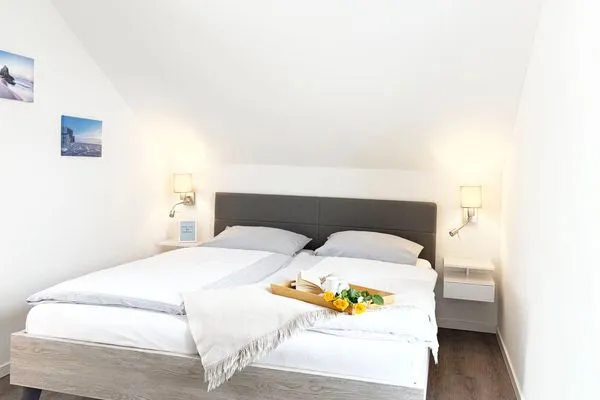 Schlafzimmer mit Doppelbett  Inselblick (E014)