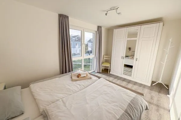 Schlafzimmer mit Doppelbett  Inselblick (E014)