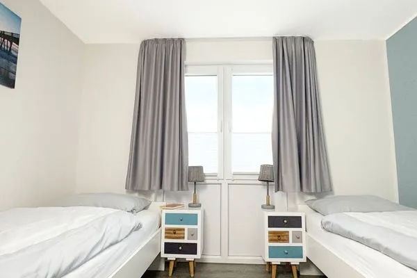 Schlafzimmer mit Einzelbetten  Inselblick (E014)
