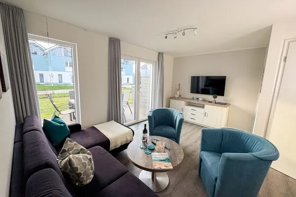 Offener Wohnbereich mit Fernseher  Inselblick (E014)