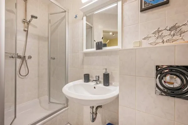 Badezimmer  Ferienwohnung Schrabbe nur 800 Meter zum Strand mit Terrasse