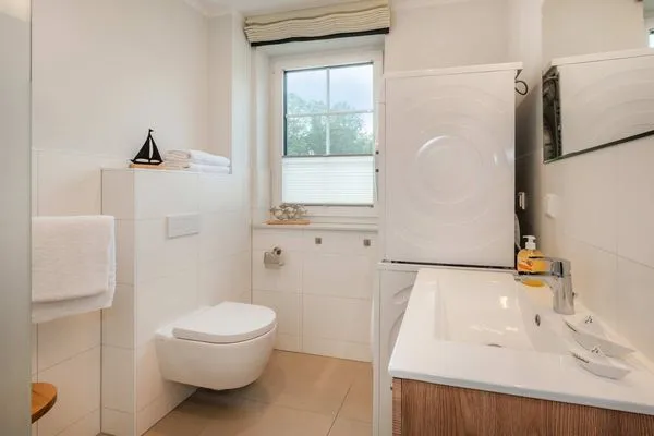 Badezimmer  Ferienhaus Haffglück mit Sauna, Kamin und Terrasse mit Haffblick