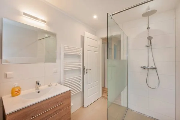 Badezimmer  Ferienhaus Haffglück mit Sauna, Kamin und Terrasse mit Haffblick