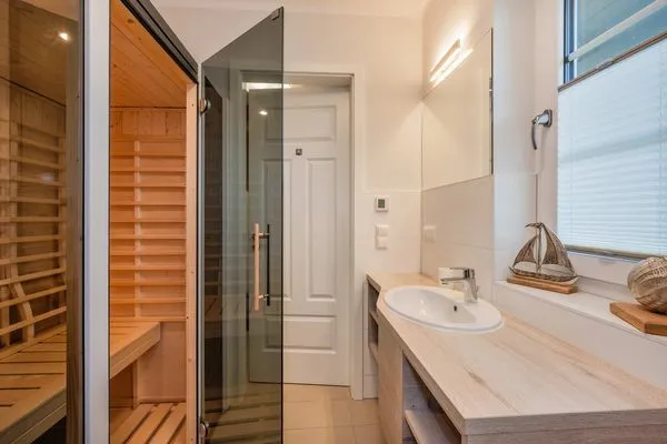 Badezimmer  Ferienhaus Haff-Traum mit Kamin, Sauna und Terrasse