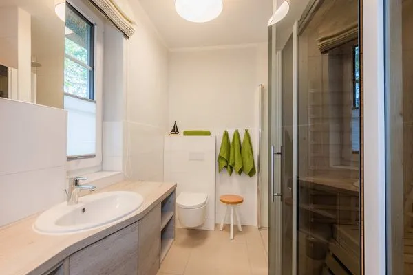 Badezimmer  Ferienhaus Haff-Liebe mit Sauna, Kamin und Sonnenterrasse