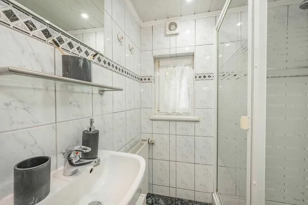 Badezimmer  Ferienwohnung Kristin mit Garten und Terrasse