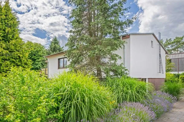 Fassade / Eingang  Ferienwohnung Kristin mit Garten und Terrasse