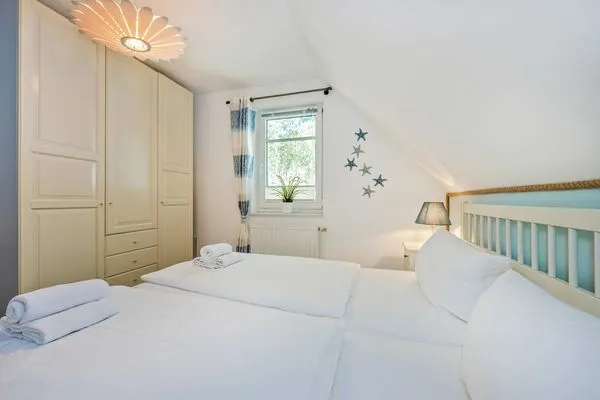Schlafzimmer  Ferienwohnung Inselzeit auf 2 Etagen mit Strandkorb und Balkon