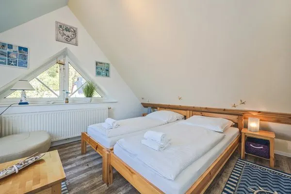 Schlafzimmer  Ferienwohnung Inselzeit auf 2 Etagen mit Strandkorb und Balkon
