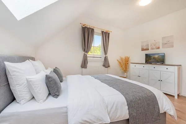Schlafzimmer  Ferienhaus Wiesenblick mit Kamin, Terrasse, Badewanne und Dusche