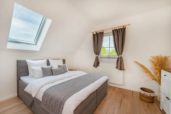 Schlafzimmer  Ferienhaus Wiesenblick mit Kamin, Terrasse, Badewanne und Dusche