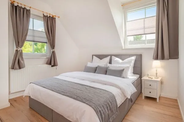 Schlafzimmer  Ferienhaus Wiesenblick mit Kamin, Terrasse, Badewanne und Dusche