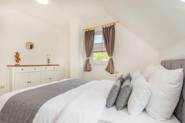 Schlafzimmer  Ferienhaus Wiesenblick mit Kamin, Terrasse, Badewanne und Dusche