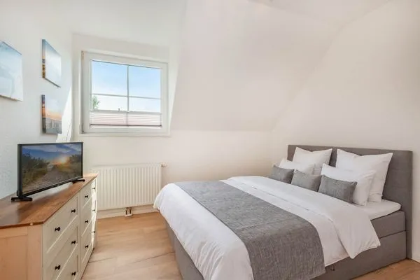Schlafzimmer  Ferienhaus Wiesenblick mit Kamin, Terrasse, Badewanne und Dusche