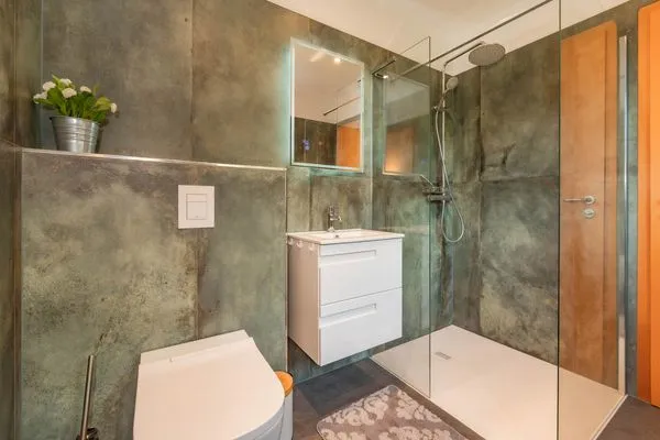 Badezimmer  Ferienhaus Wiesenblick mit Kamin, Terrasse, Badewanne und Dusche