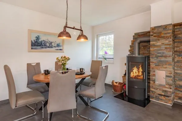 Wohnzimmer  Ferienhaus Wiesenblick mit Kamin, Terrasse, Badewanne und Dusche