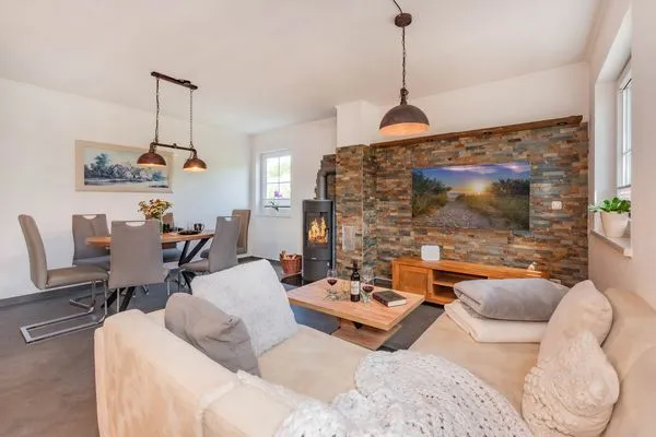 Hauptansicht  Ferienhaus Wiesenblick mit Kamin, Terrasse, Badewanne und Dusche