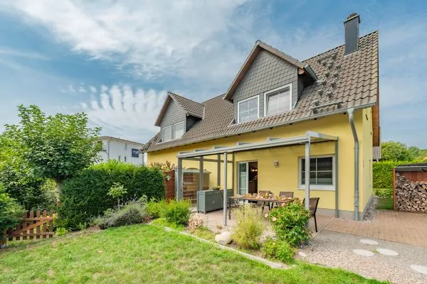 Fassade / Eingang  Ferienhaus Wiesenblick mit Kamin, Terrasse, Badewanne und Dusche