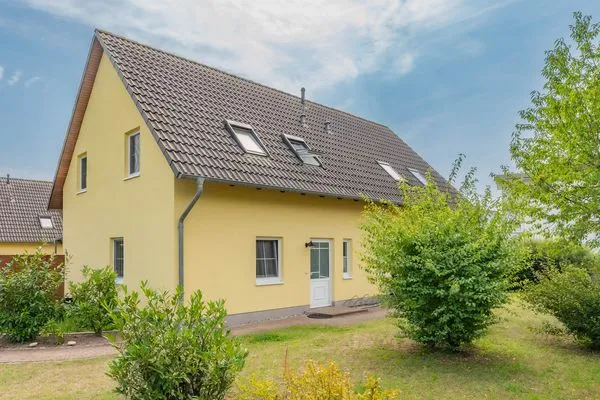 Fassade / Eingang  Ferienhaus Wiesenblick mit Kamin, Terrasse, Badewanne und Dusche