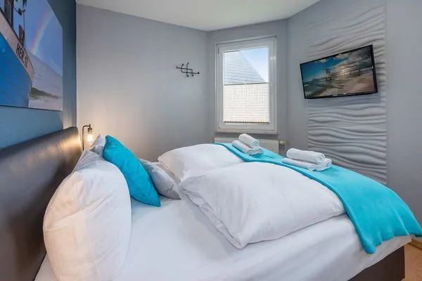 Schlafzimmer  Ferienwohnung Nordwind mit Badewanne, Dusche und Terrasse