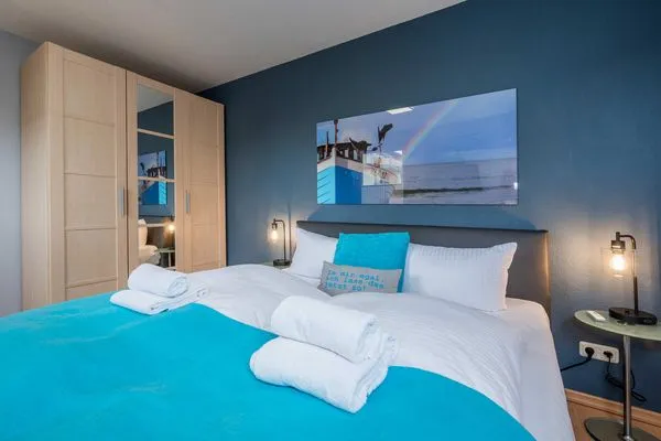 Schlafzimmer  Ferienwohnung Nordwind mit Badewanne, Dusche und Terrasse