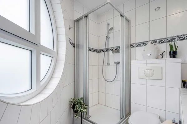 Badezimmer  Ferienwohnung Nordwind mit Badewanne, Dusche und Terrasse