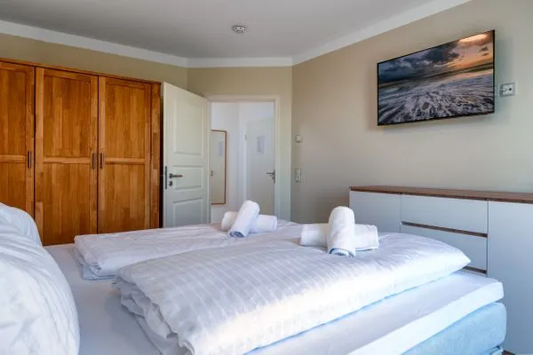 Schlafzimmer  FeWo Tag am Meer - Kamin, Sauna, Meerblick