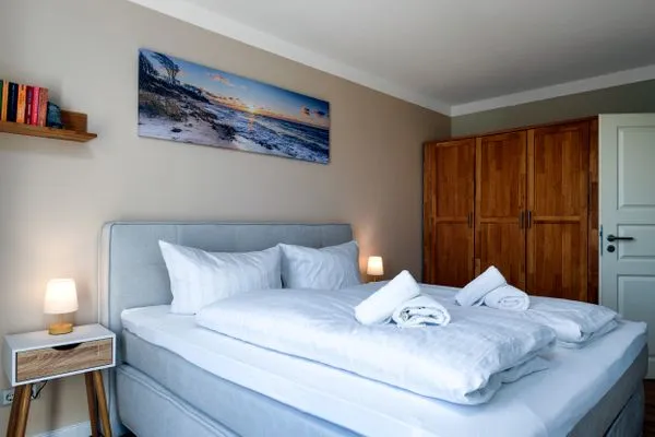 Schlafzimmer  FeWo Tag am Meer - Kamin, Sauna, Meerblick