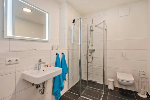Badezimmer  Ferienwohnung Klippenblick mit Sauna, Kinderspielbereich und Fitnessraum
