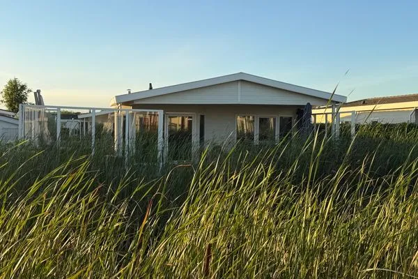  EuroParcs Schoneveld / Breskens Chalet Maritim mit Zaun Haus Nr. J267