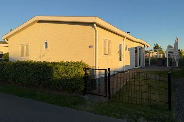  EuroParcs Schoneveld / Breskens Chalet Maritim mit Zaun Haus Nr. J267