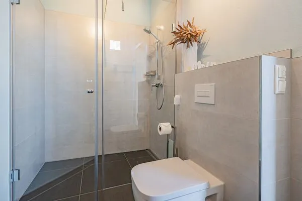 Gäste-WC  Ferienhaus Reethus bei den Wassern mit Sauna, Kamin und Terrasse