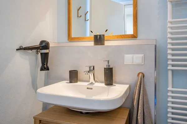 Gäste-WC  Ferienhaus Reethus bei den Wassern mit Sauna, Kamin und Terrasse