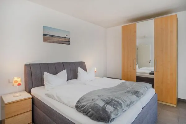 Schlafzimmer Villa Petra App. Ahlbeck mit Balkon, Kamin und Seeblick