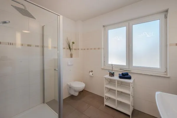Badezimmer Villa Petra App. Ahlbeck mit Balkon, Kamin und Seeblick