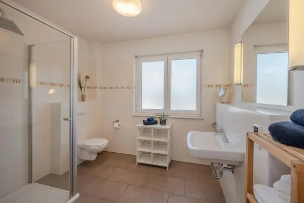 Badezimmer Villa Petra App. Ahlbeck mit Balkon, Kamin und Seeblick