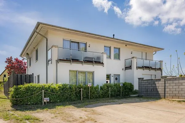 Fassade / Eingang Villa Petra App. Ahlbeck mit Balkon, Kamin und Seeblick