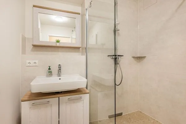 Badezimmer  Ferienwohnung Aurelia mit großer Sonnenterrasse, WLAN und Parkplatz