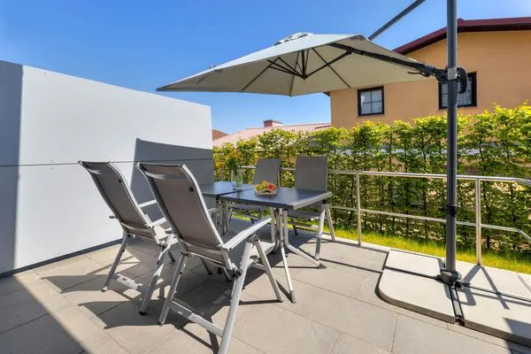 Terrasse  Ferienhaus Nordhorn mit Sonnenterrasse, 2 Schlafzimmern & Strandkorb