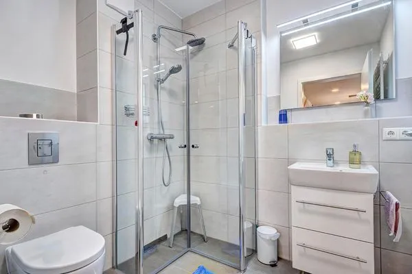 Badezimmer  Ferienhaus Nordhorn mit Sonnenterrasse, 2 Schlafzimmern & Strandkorb