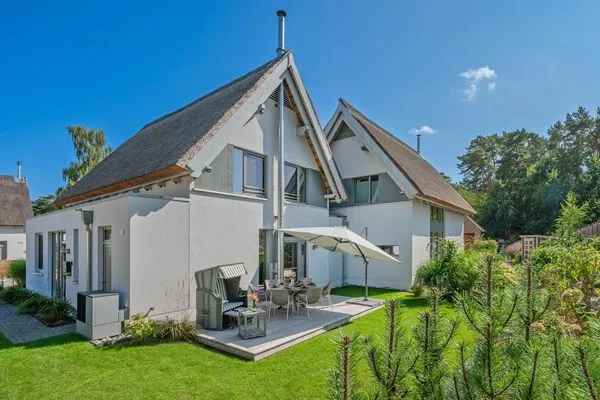 Hauptansicht  Störtebekers Reethus mit Sauna, Kamin und Terrasse