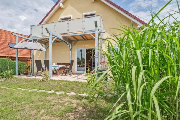 Hauptansicht  Ferienhaus Albatros mit Terrasse, Balkon und Garten