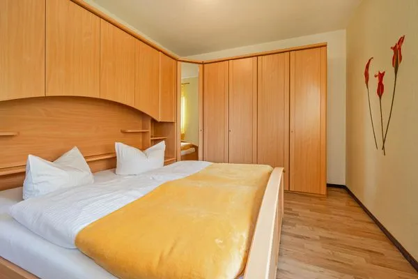 Schlafzimmer  Ferienhaus Albatros mit Terrasse, Balkon und Garten