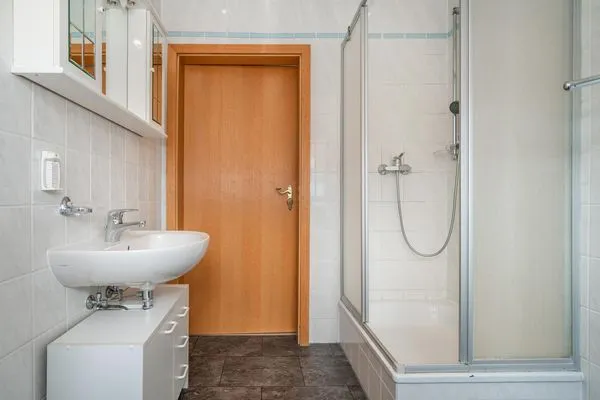 Badezimmer  Ferienhaus Albatros mit Terrasse, Balkon und Garten