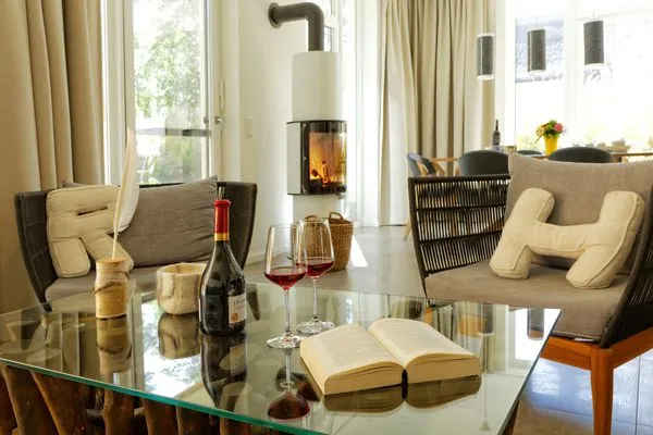 Wohnzimmer  Ferienhaus Reethäus'l mit Whirlpool, Sauna, Kamin und Terrasse